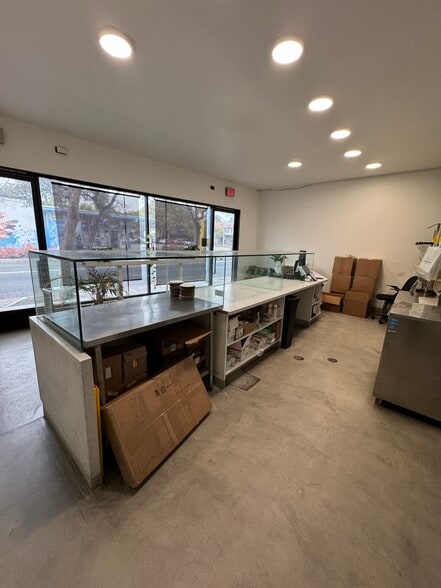 More Photos Of 826 Pico Blvd, Santa Monica Storefront For Sale