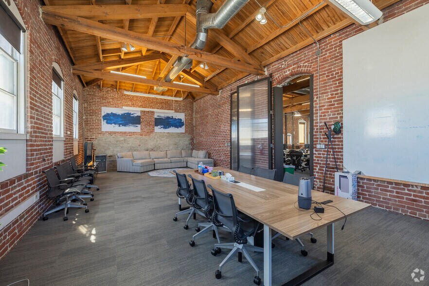 More Photos Of 620 3rd St, Oakland Light Distribution For Lease