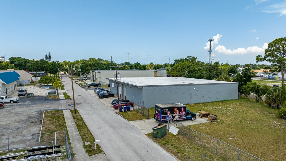 More Photos Of 2169 10th St, Sarasota Warehouse For Sale