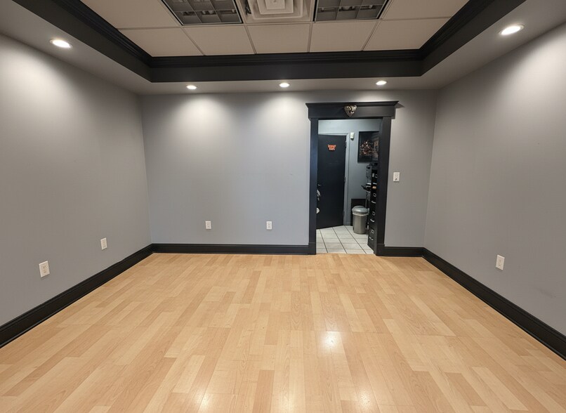 More Photos Of 123-127 Merrick Rd, Amityville Storefront For Lease