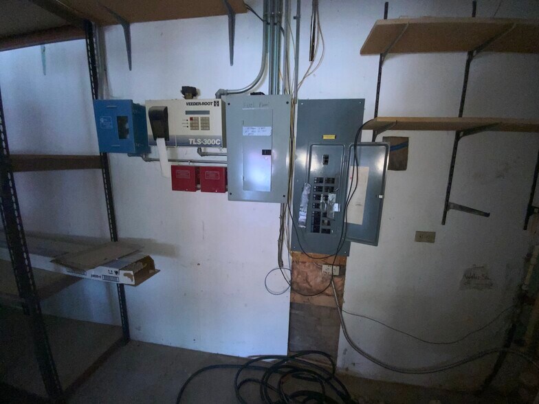 More Photos Of 105 W Si Johnson Ave, Sheridan Service Station For Sale