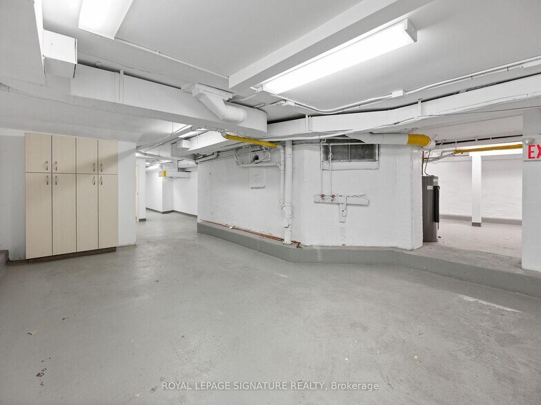 More Photos Of 1560 Queen St W, Toronto Storefront Retail Office For Lease