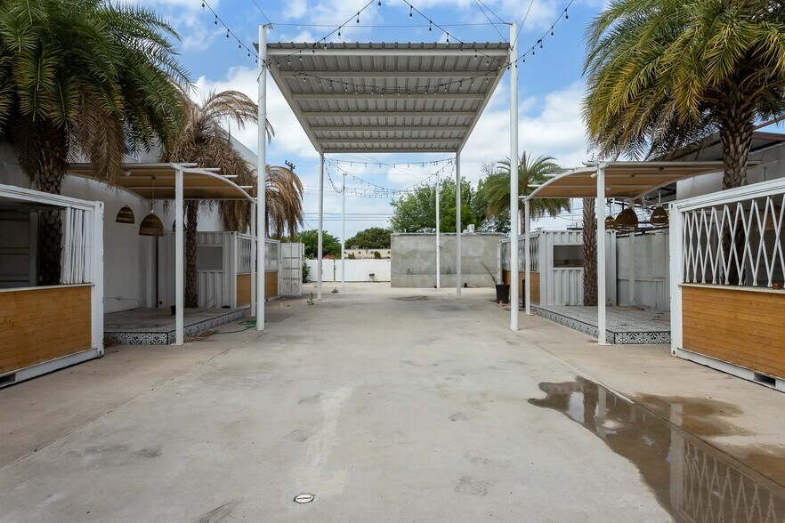 More Photos Of 312 S 17th St, McAllen Bar For Sale