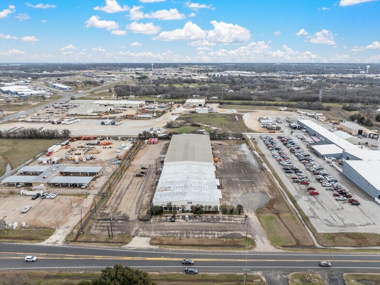 More Photos Of 2825 Gholson Rd, Waco Warehouse For Lease