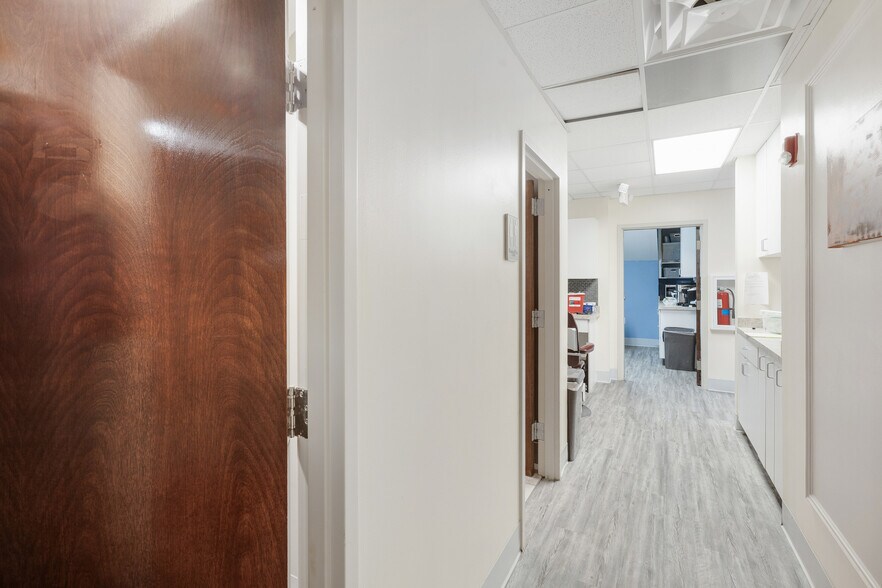 More Photos Of 1100-1108 Hospital Dr, Stockbridge Medical For Lease