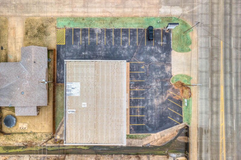 More Photos Of 401 W Vandament Ave, Yukon Office For Lease