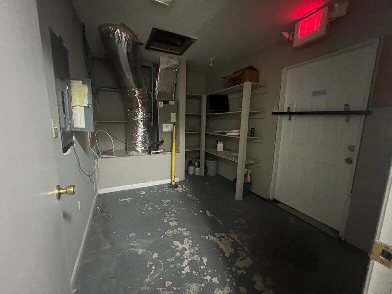 More Photos Of 2426 Mayport Rd, Jacksonville Showroom For Lease