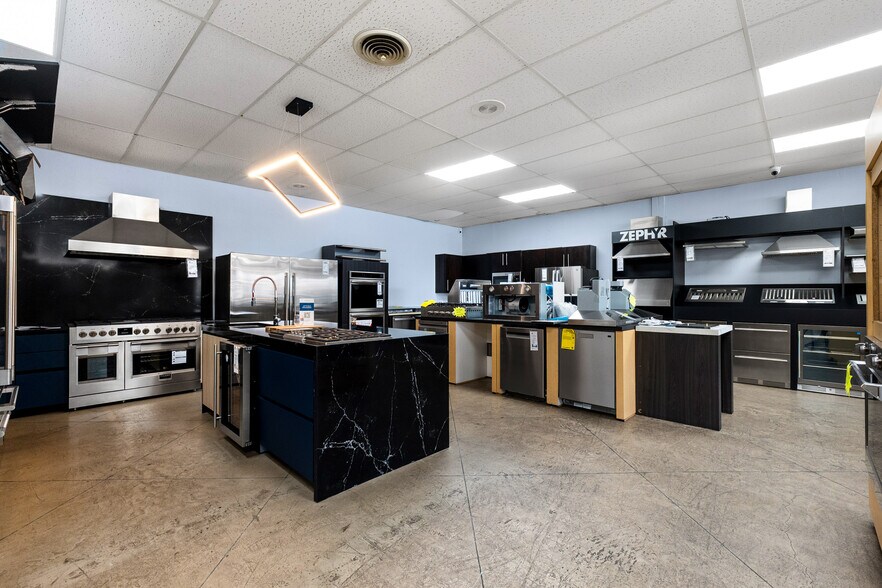 More Photos Of 3101 N 10th St, McAllen General Retail For Lease