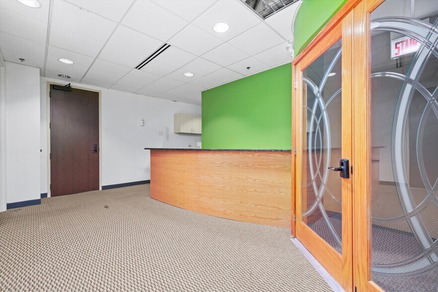 More Photos Of 211 W Wacker Dr, Chicago Office For Sale
