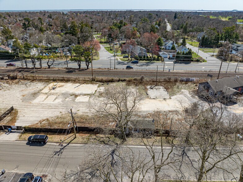 More Photos Of 245 Orinoco Dr, Brightwaters Garden Center For Sale