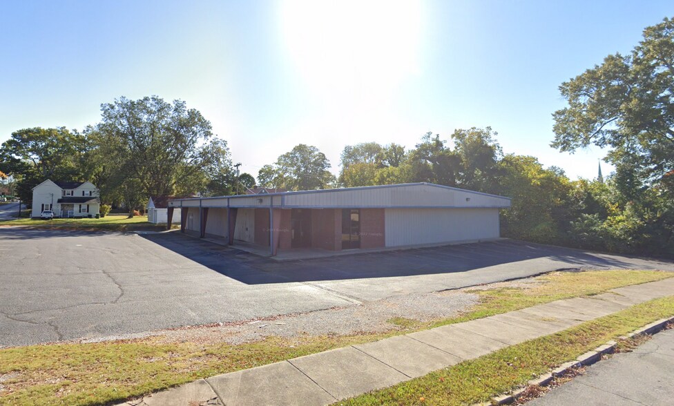 More Photos Of 510 N Columbia Ave, Sheffield Freestanding For Sale