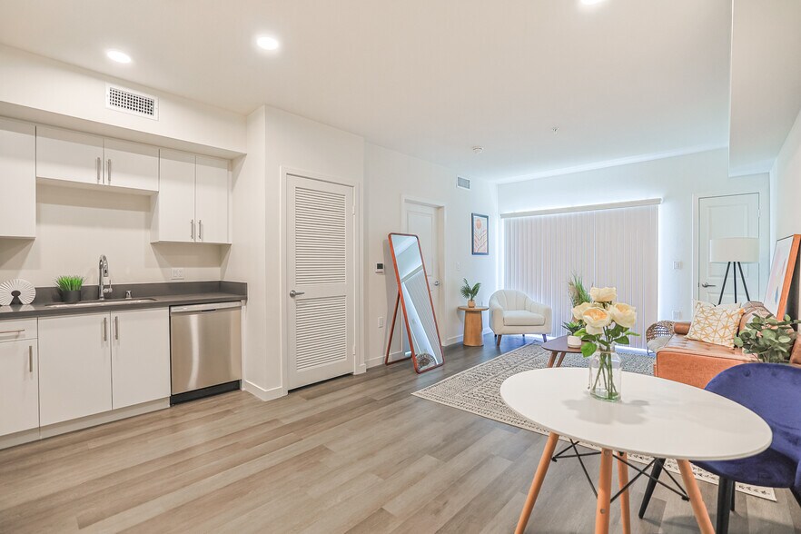More Photos Of 10555 Bloomfield St, Toluca Lake Apartments For Sale