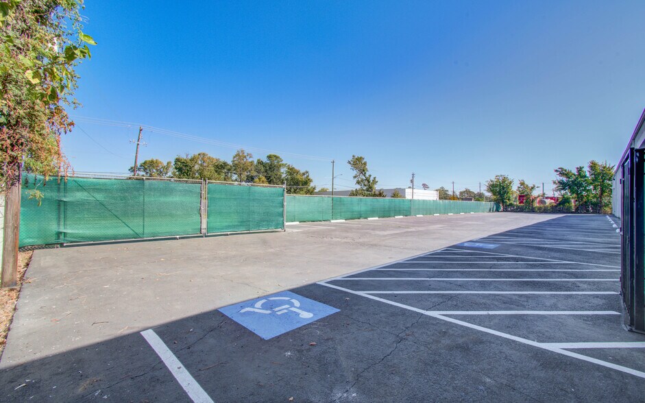 More Photos Of 8730 Ley Rd, Houston Warehouse For Lease