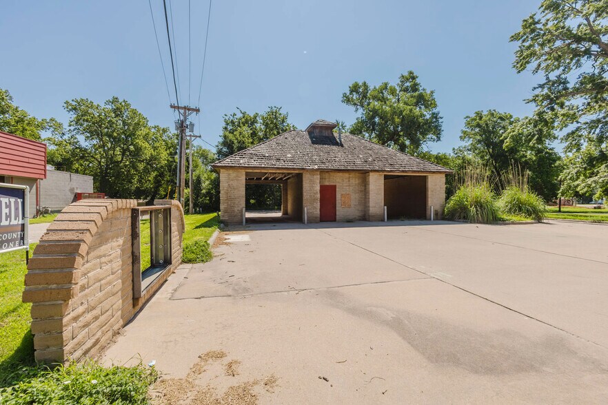 More Photos Of 220 N 2nd Ave, Mulvane Carwash For Sale
