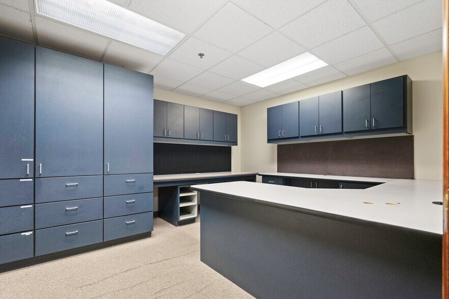 More Photos Of 1674 N Industrial Ave, Ottawa Manufacturing For Sale