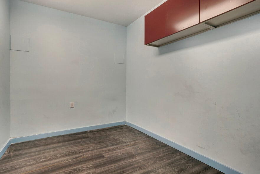 More Photos Of 127 Bedford Ave, Brooklyn Storefront Retail Office For Lease
