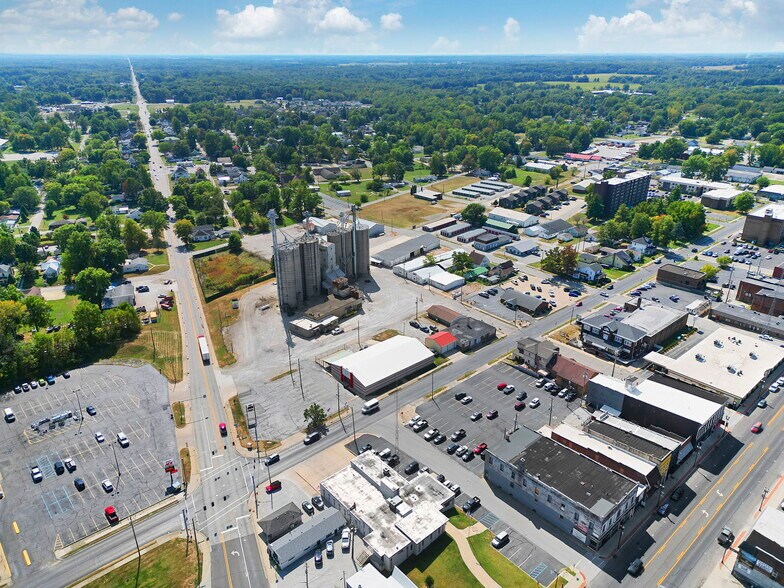 More Photos Of 105 S Forest Ave, Brazil Freestanding For Sale