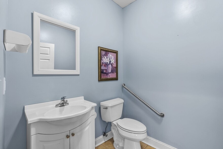 More Photos Of 107 Hillcrest Ave, Simpsonville Office For Sale