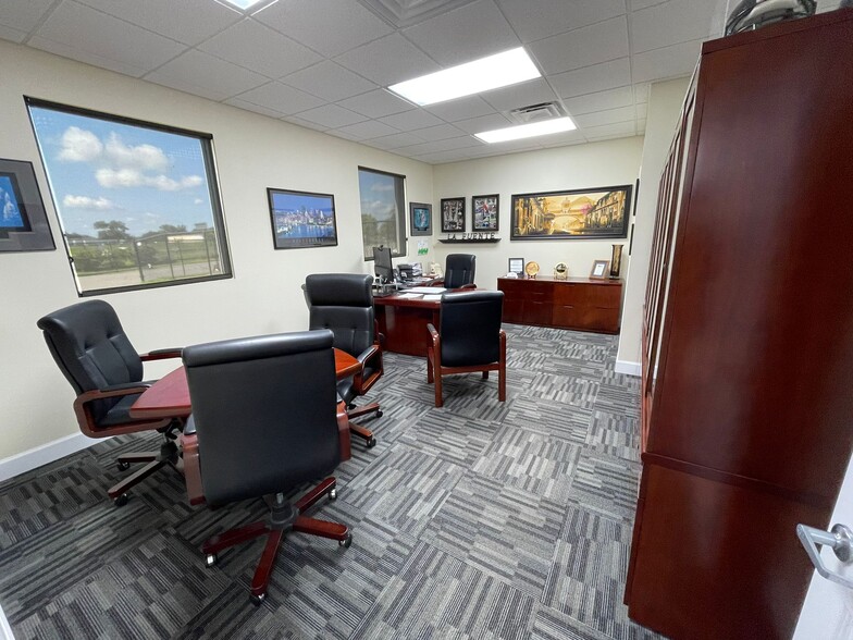 More Photos Of 3306 Waterfield Rd, Lakeland Warehouse For Lease