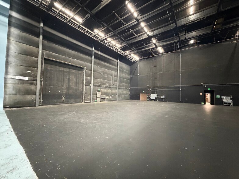 More Photos Of 13927 Saticoy St, Panorama City Movie Radio TVStudio For Lease