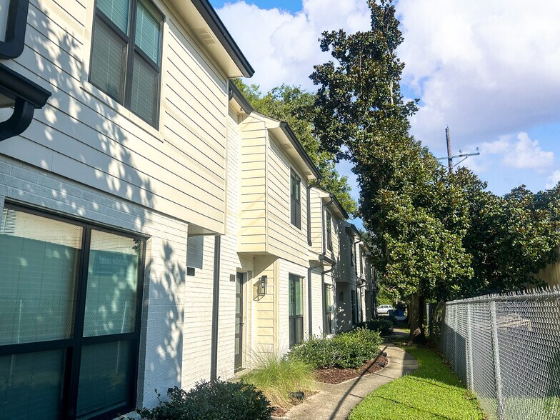 More Photos Of 9384 Fox Run Ave, Baton Rouge Apartments For Sale