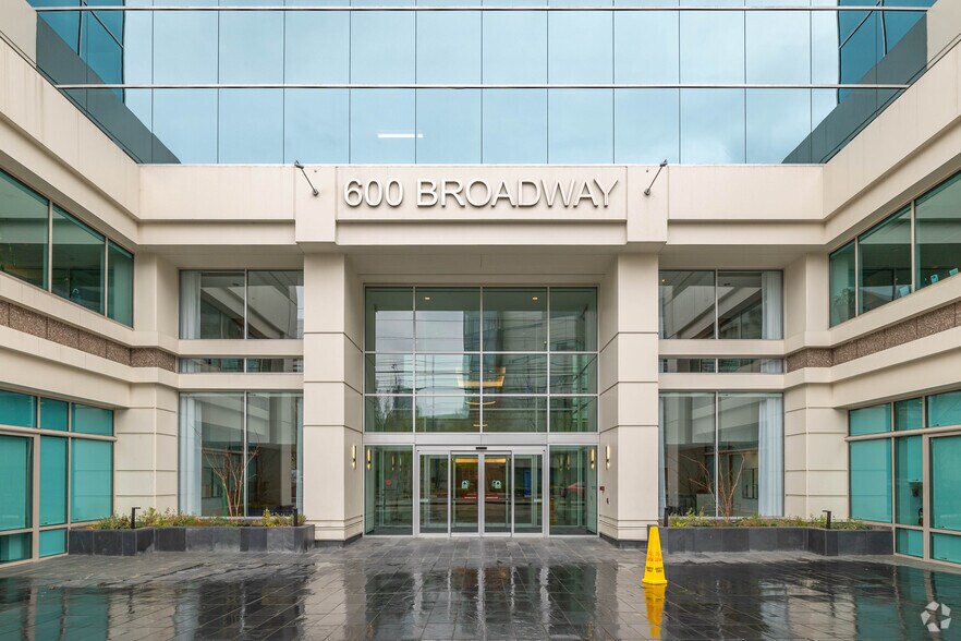 More Photos Of 600 Broadway, Seattle Medical For Lease