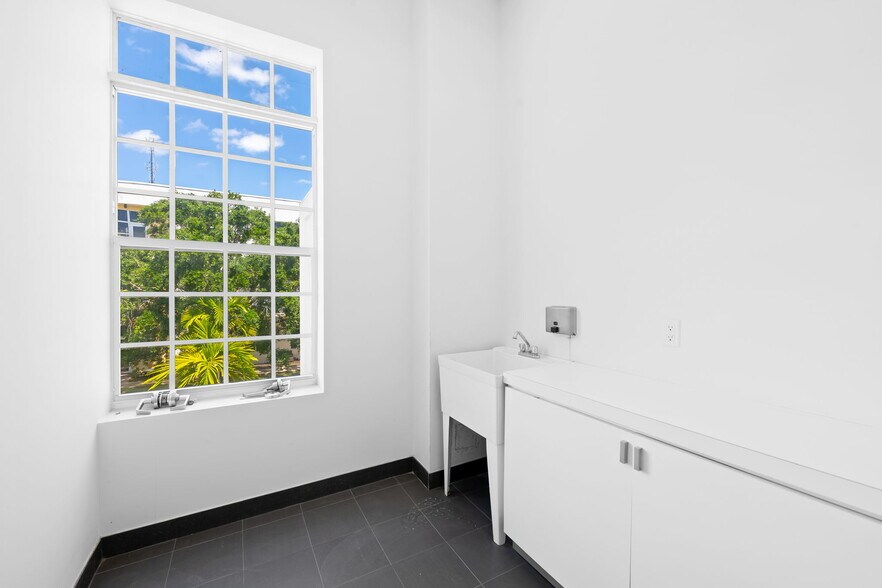 More Photos Of 301 SW 13th Ave, Fort Lauderdale Office For Sale