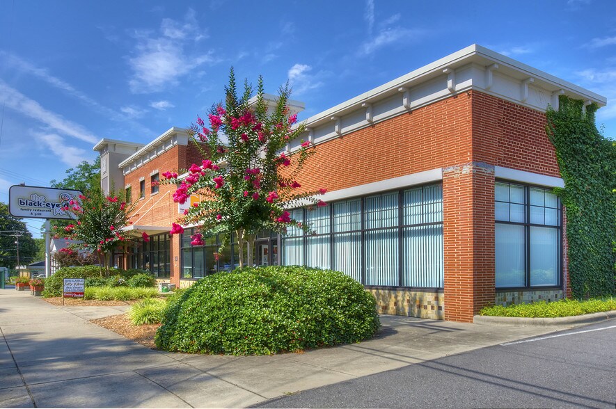 More Photos Of 425-427 E Statesville Ave, Mooresville Medical For Lease
