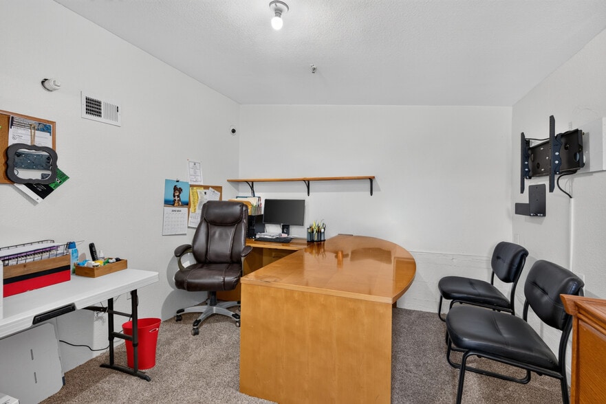 More Photos Of 530 N Cloverdale Blvd, Cloverdale Specialty For Sale
