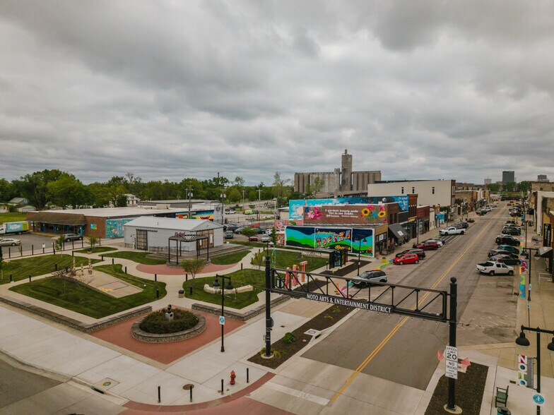 More Photos Of 830 N Kansas Ave, Topeka Bar For Sale