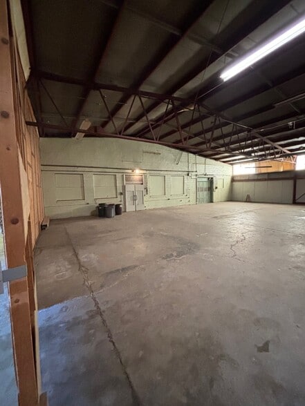 More Photos Of 3708-3750 11 Mile Rd, Berkley Distribution For Lease