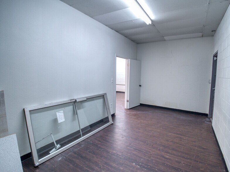 More Photos Of 2000 N MacArthur Blvd, Oklahoma City Storefront Retail Residential For Sale