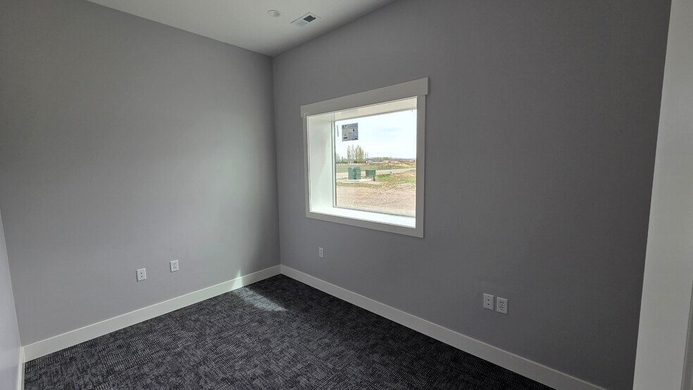 More Photos Of 35 Landmark Ln, Rigby Flex For Lease