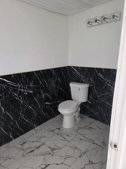 More Photos Of 983-985 Church St, Baldwin Storefront Retail Office For Lease