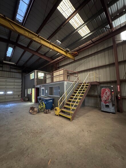 More Photos Of 2038 Saratoga Blvd, Corpus Christi Warehouse For Lease