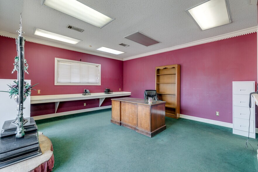 More Photos Of 805 Elm St, Bastrop Distribution For Sale