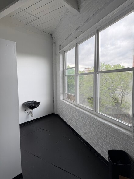 More Photos Of 60 Dickerson St, Newark Light Manufacturing For Lease