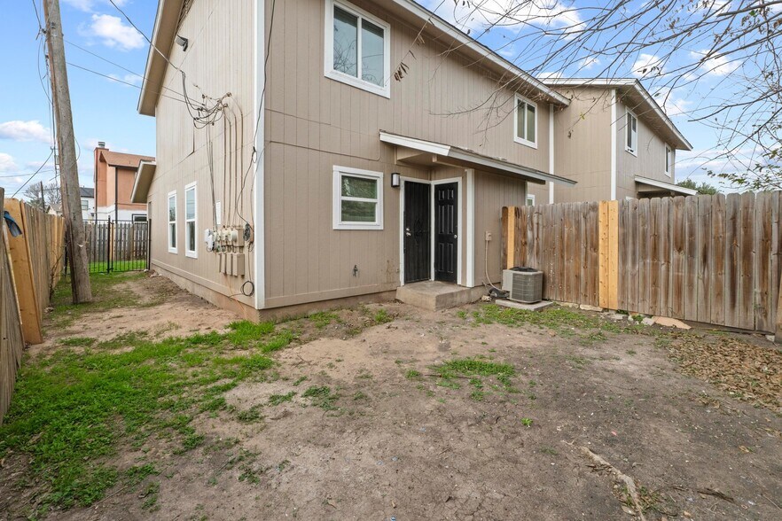 More Photos Of 6913 Wentworth Dr, Austin Multifamily For Sale