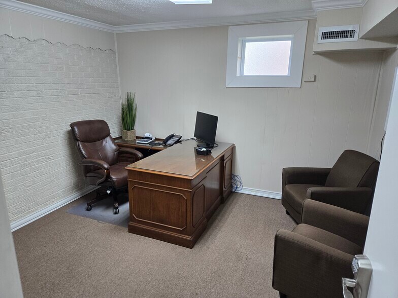 More Photos Of 1813 N Harrison St, Shawnee Flex For Lease