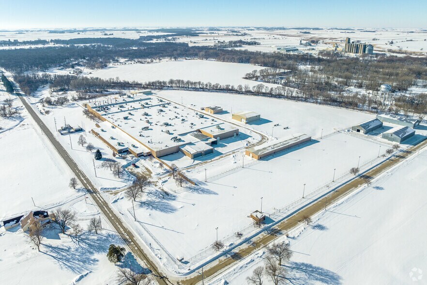 More Photos Of 700 Luicks Ln S, Belmond Manufacturing For Lease