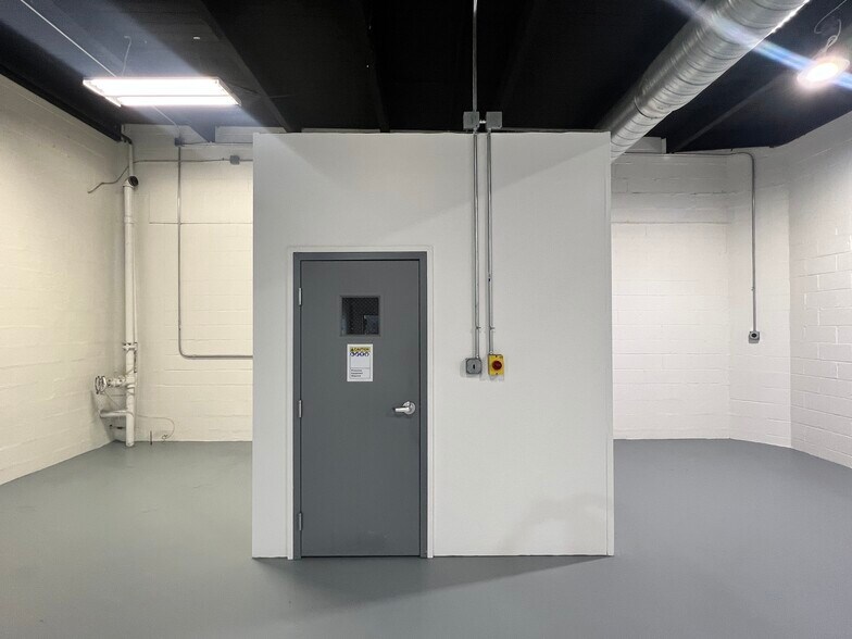 More Photos Of 835 N Capitol Ave, Indianapolis Light Distribution For Lease