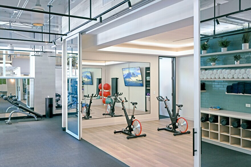 More Photos Of 300 W 6th St, Austin Office For Lease