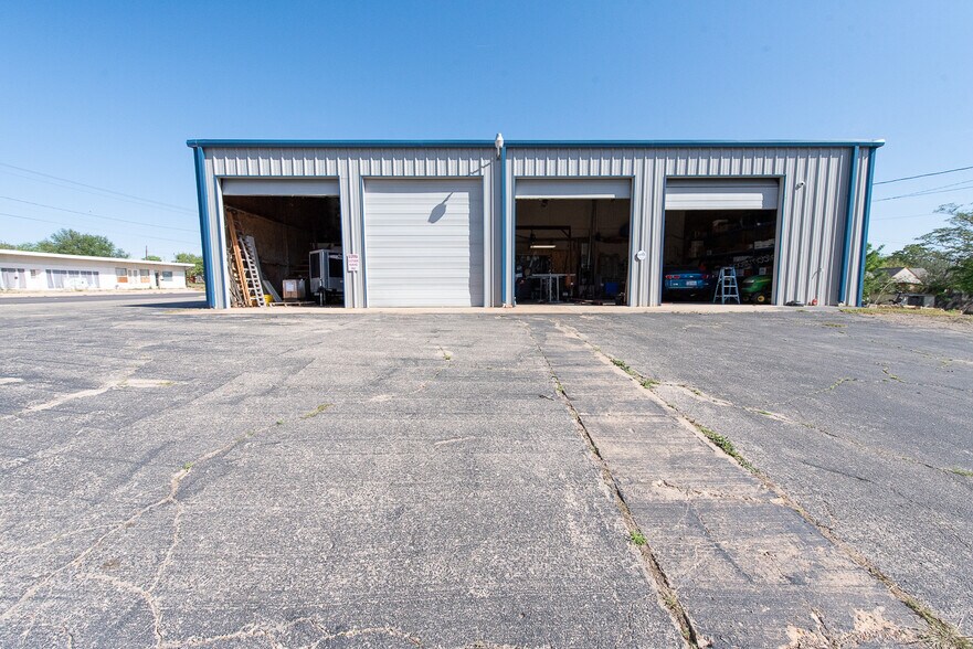 More Photos Of 1211 Lamar St, Sweetwater Flex For Sale