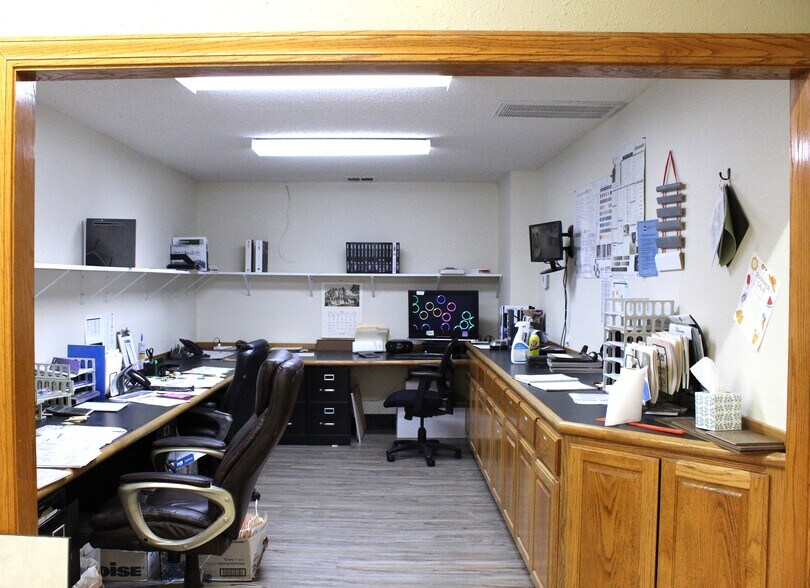 More Photos Of 802 Sanders Ave, Springdale General Retail For Lease