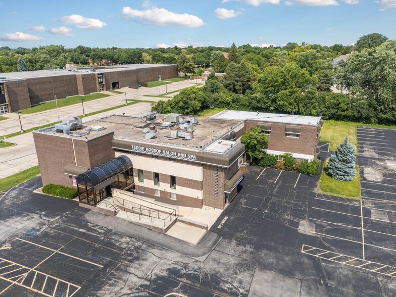More Photos Of 281 Waukegan Rd, Northfield Freestanding For Sale