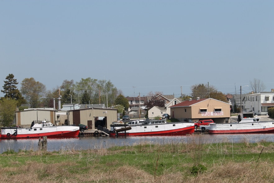 More Photos Of 1204 18th St, Two Rivers Bar For Sale