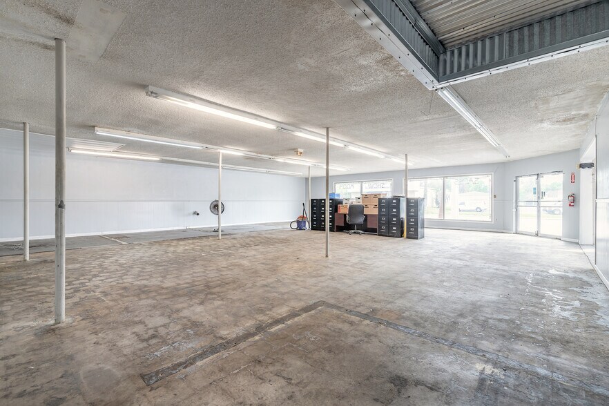 More Photos Of 82 N Yonge St, Ormond Beach General Retail For Sale