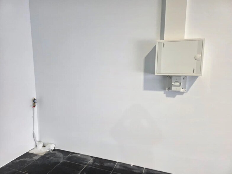 More Photos Of 14 Avenue José Nobre, Martigues Flex For Lease