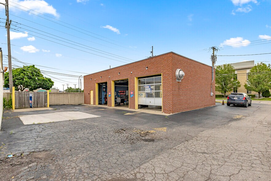 More Photos Of 8332 E 12 Mile Rd, Warren Service Station For Sale