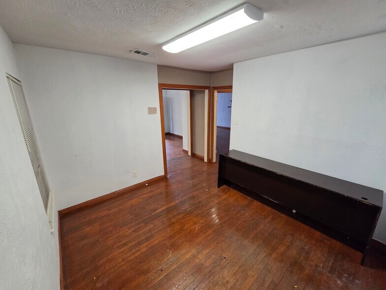 More Photos Of 8805 Lake June Rd, Dallas Office For Sale